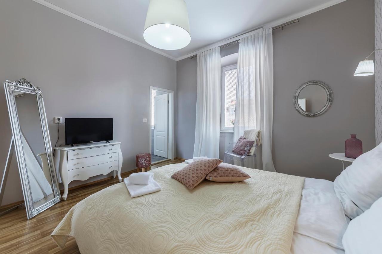 Captain Emo City Apartments Pula Bagian luar foto
