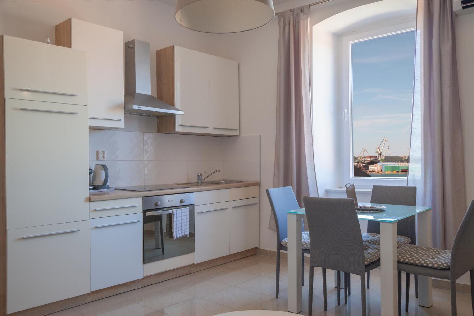 Captain Emo City Apartments Pula Bagian luar foto