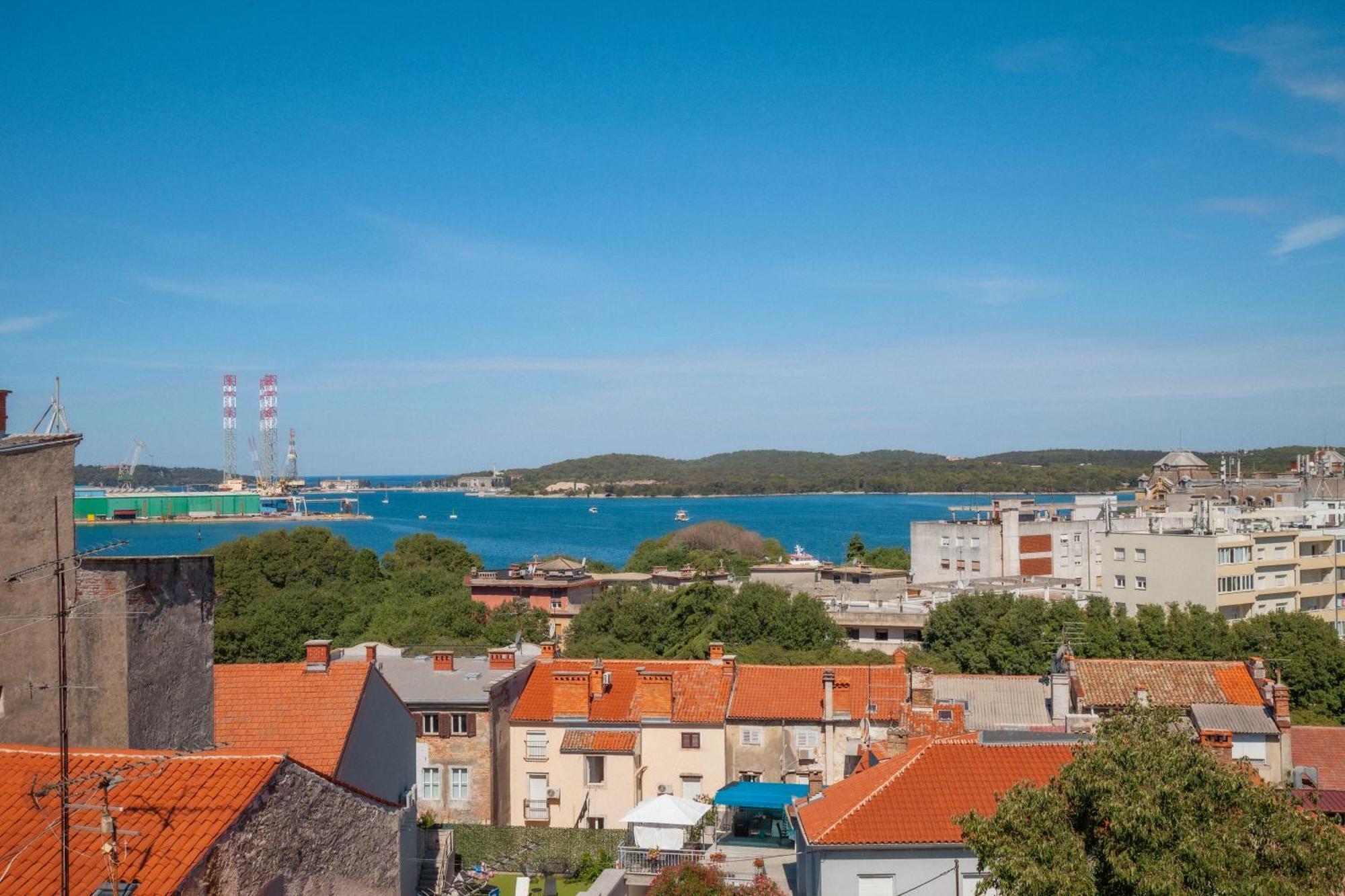 Captain Emo City Apartments Pula Bagian luar foto