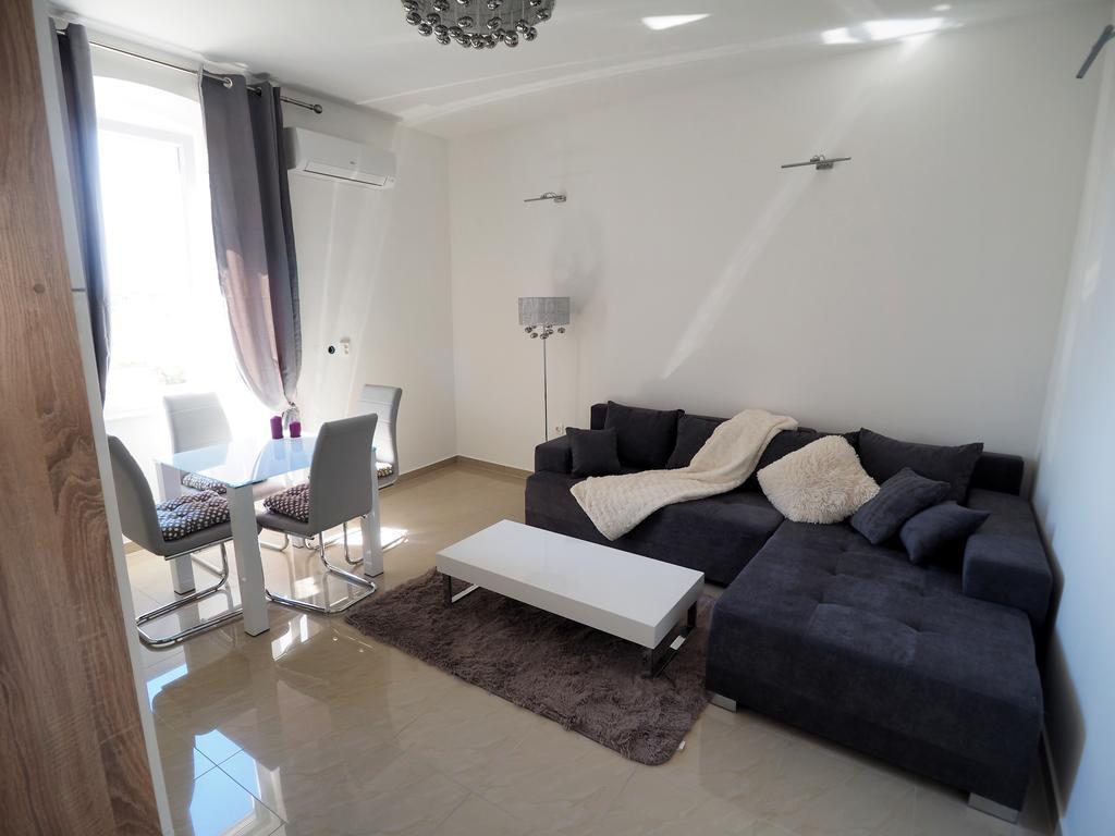 Captain Emo City Apartments Pula Bagian luar foto