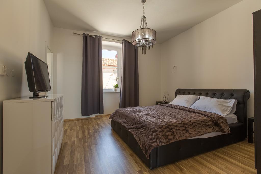 Captain Emo City Apartments Pula Bagian luar foto