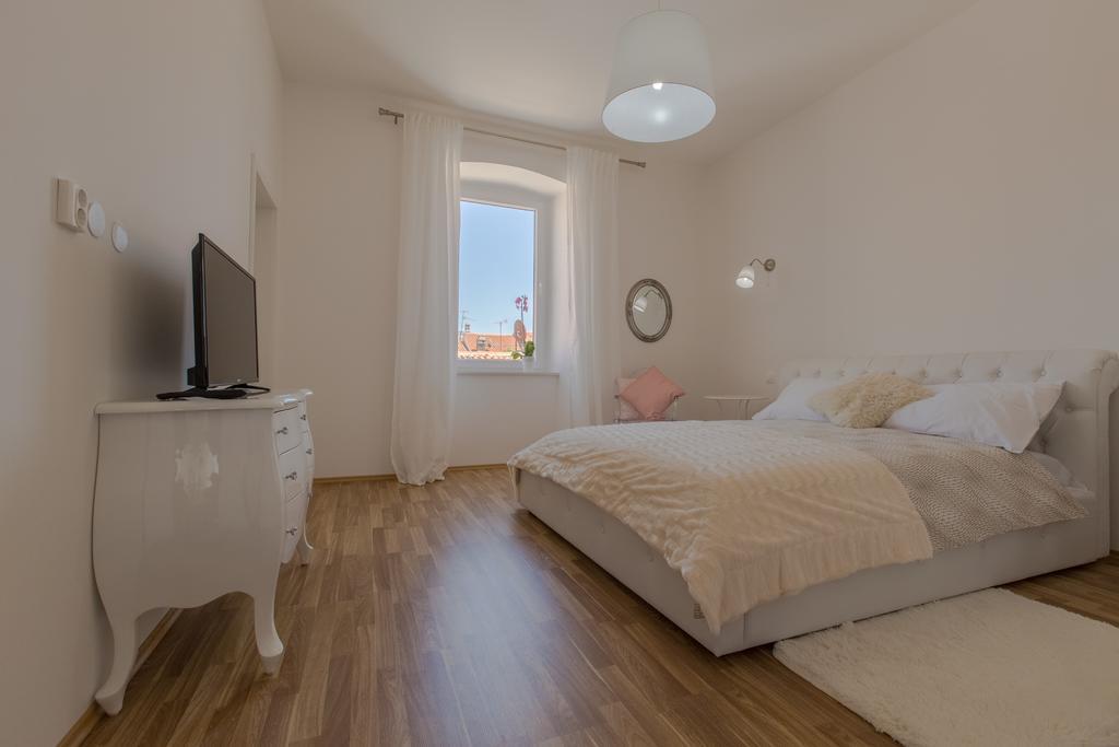 Captain Emo City Apartments Pula Bagian luar foto