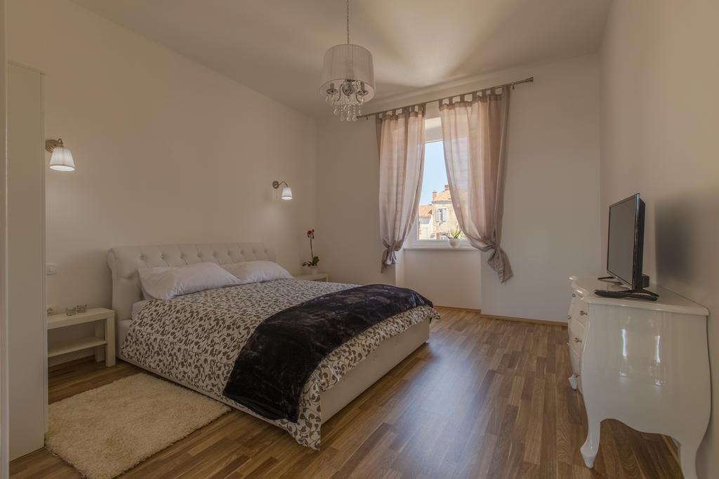 Captain Emo City Apartments Pula Bagian luar foto