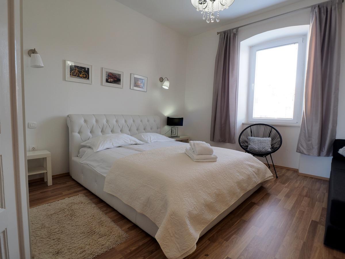 Captain Emo City Apartments Pula Bagian luar foto
