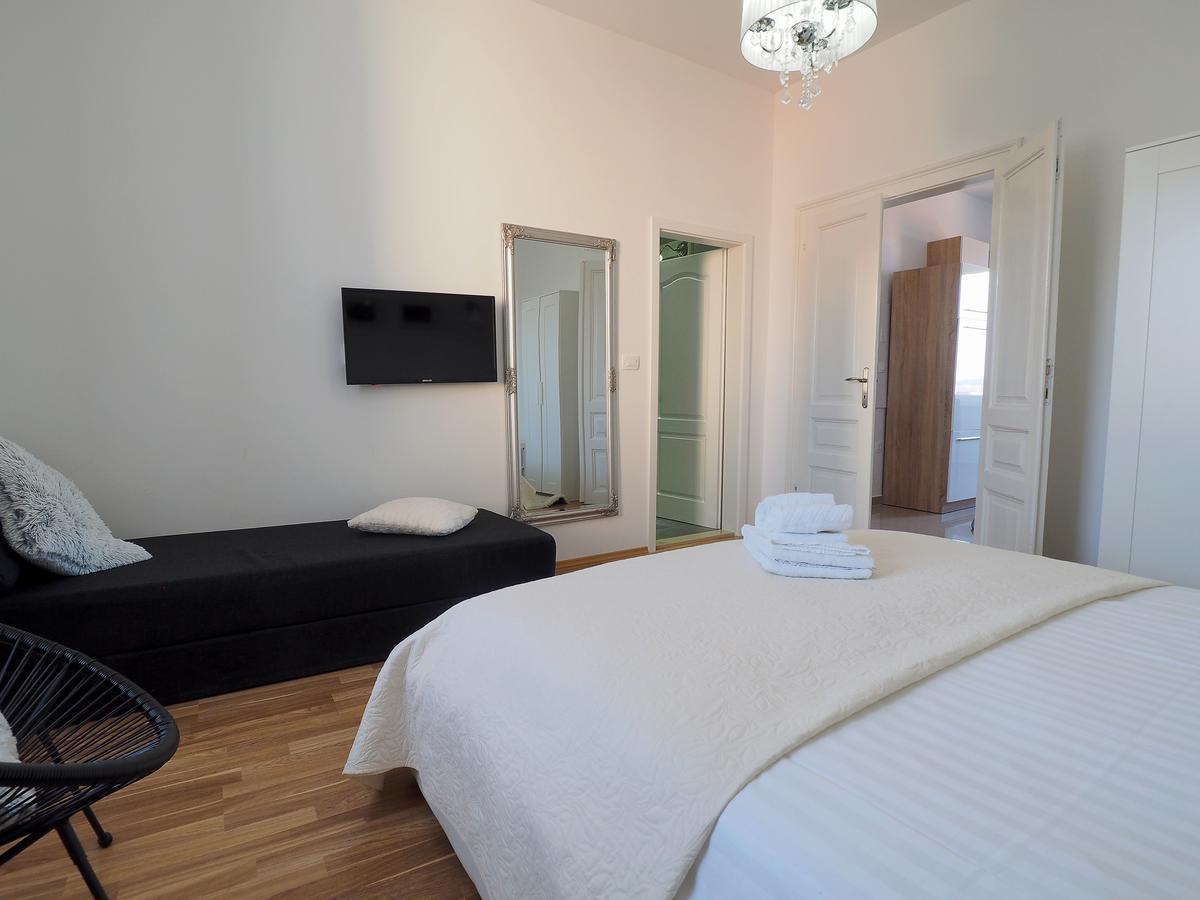 Captain Emo City Apartments Pula Bagian luar foto
